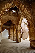 Marocco meridionale - La moschea di Tinmal, a 100 km da Marrakech. Navata sud con i caratteristici archi a 'mantovana' (lambrequin arches) 